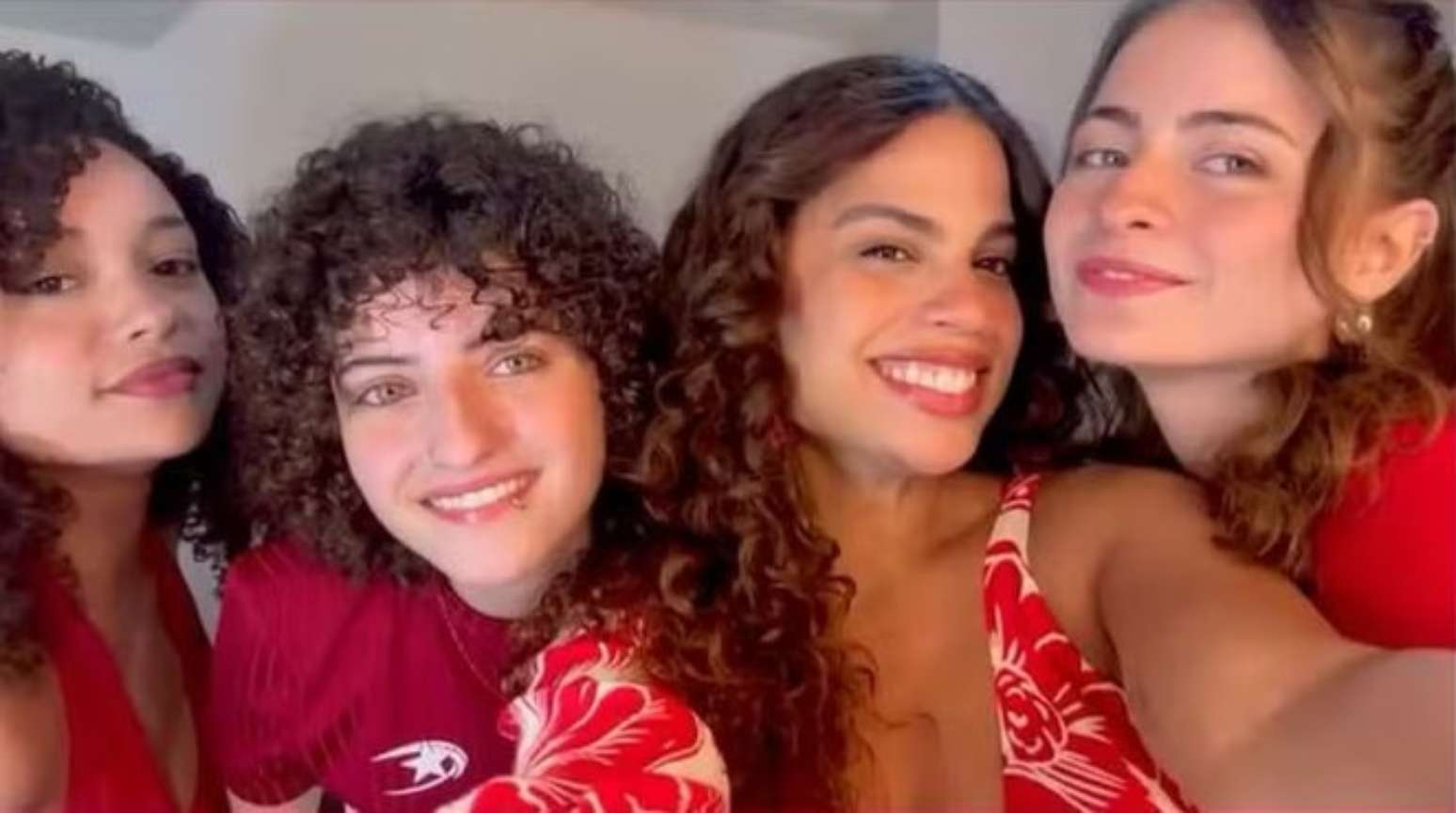 Ceci Buarque, Teresa Buarque, Clara Buarque e Lia Buarque ap&oacute;s participa&ccedil;&atilde;o em show