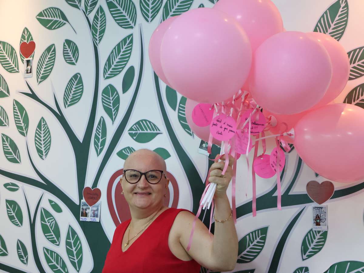 No Dia do Professor, educadora celebra fim de etapa de tratamento de câncer de mama e sonha com o retorno à educação: 'Eu sobrevivi'