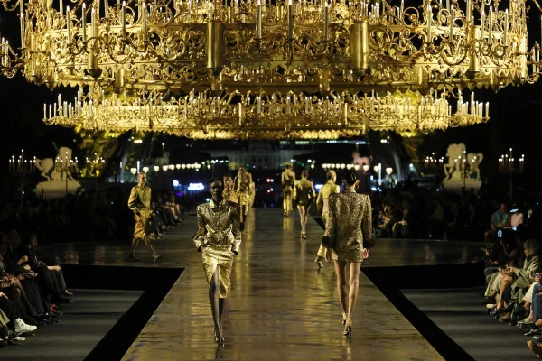 Anthony Vaccarello deixa Saint Laurent após 10 anos de legado na grife