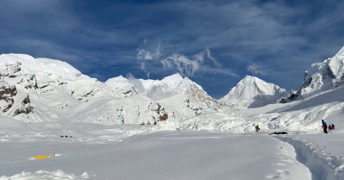 Uma avalanche mata 15 trabalhadores nepaleses que preparam acampamento de montanha no Himalaia para alpinistas