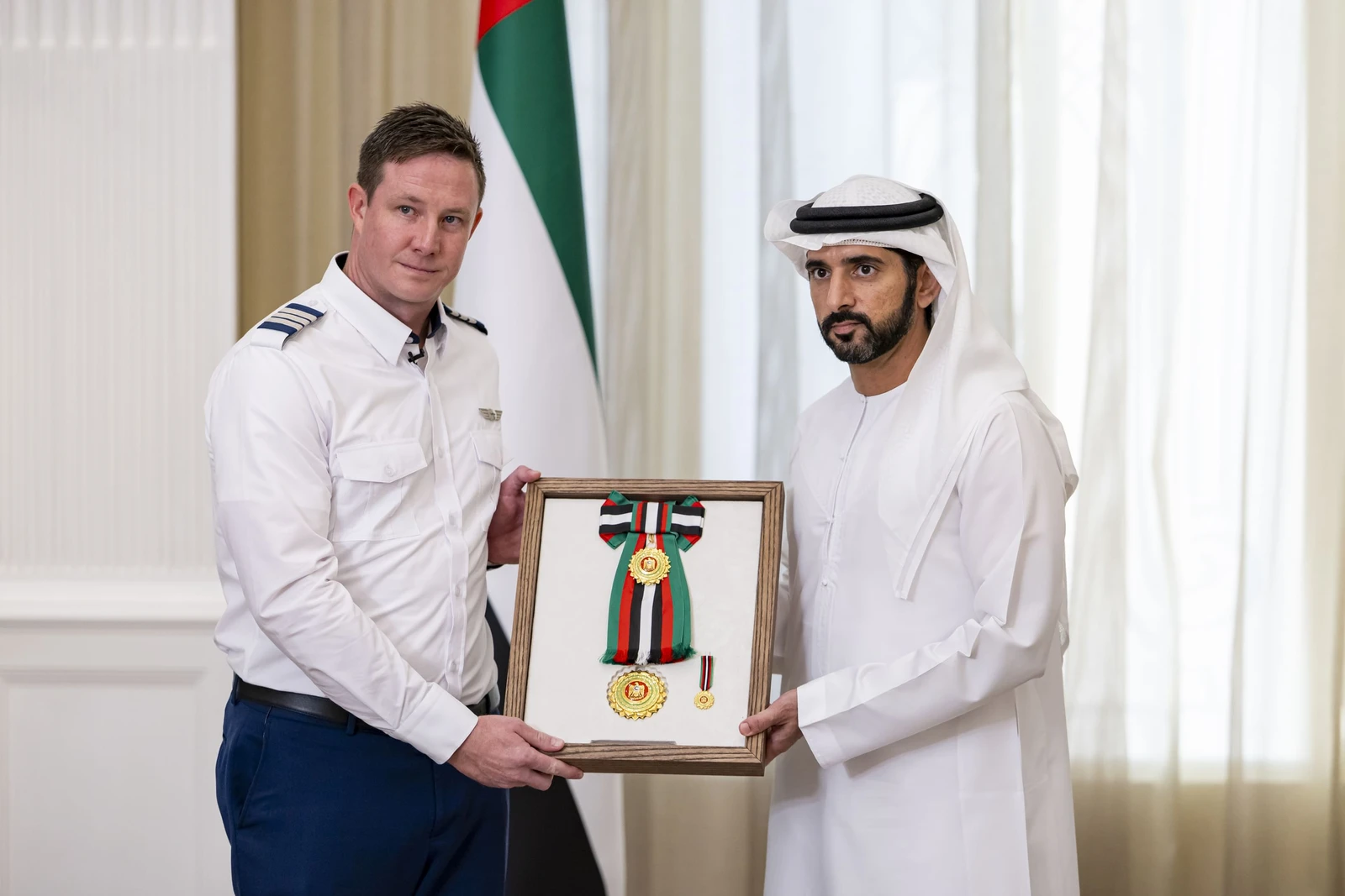 O presidente dos EAU condecora piloto e tripulação da FlyDubai por salvar passageiros durante tentativa de sequestro