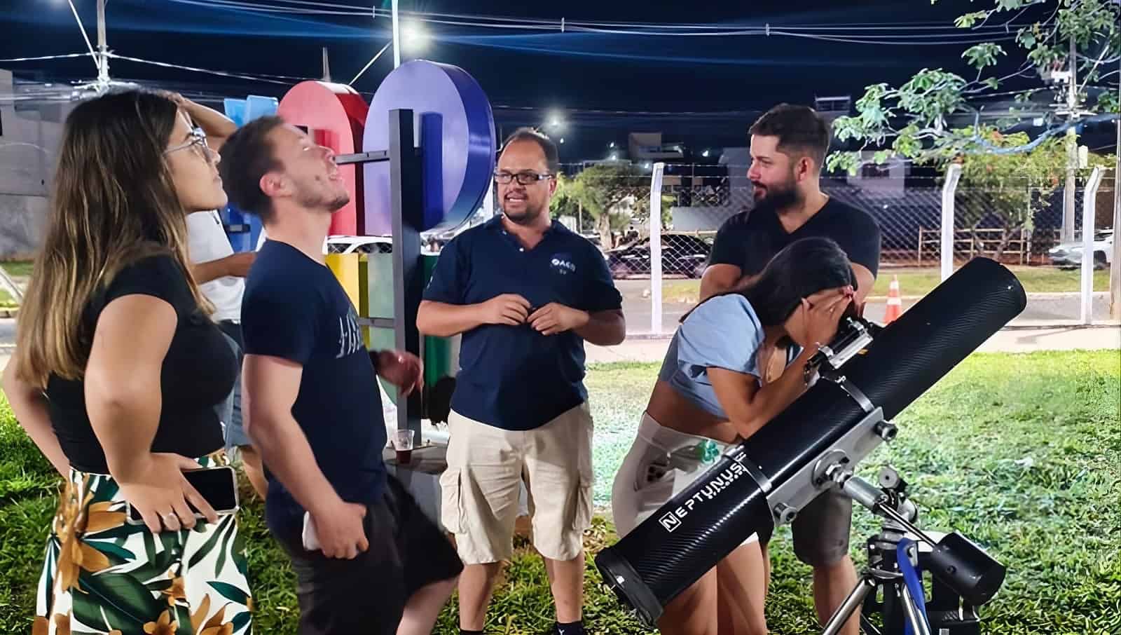 Da escola à praça: projeto “quebra as paredes” no ensino da astronomia