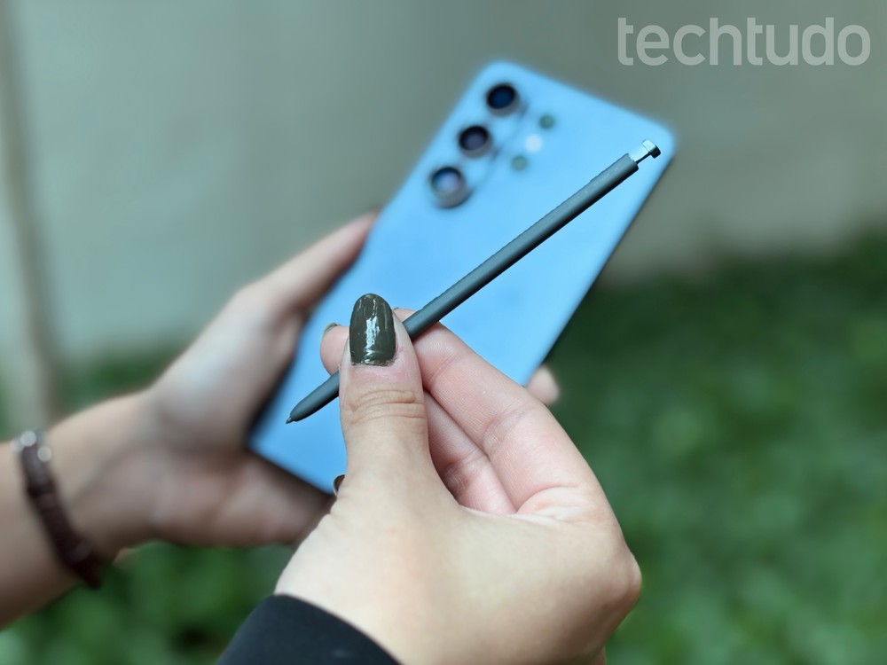 Samsung inclui a caneta S Pen na caixa dos modelos Ultra compatíveis, dispensando a compra do acessório separadamente — Foto: Ana Loubak/TechTudo