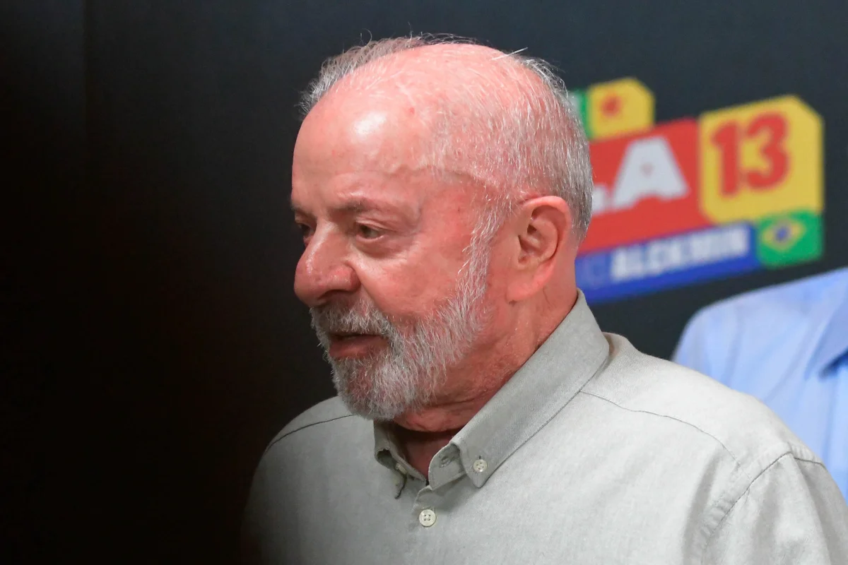 Lula faz novo ataque a Flávio: "Defendam o Brasil da família Bolsonaro"