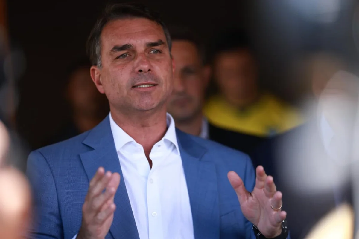 Por que Flávio sumiu do país?