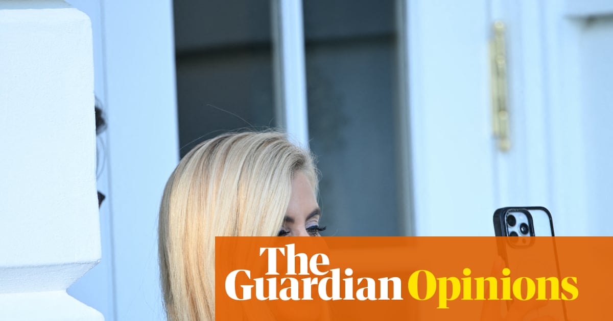 Ama Trump, mente e conspirações: Katie Zacharia é a perfeita secretária de imprensa presidencial