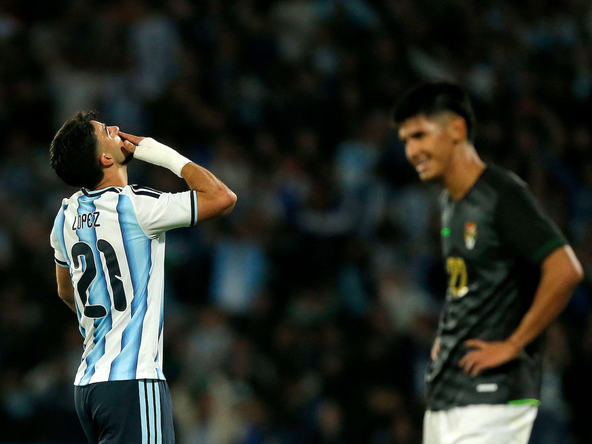 Messi apenas assiste a goleada argentina sobre a Bolívia com primeiro gol de Flaco López