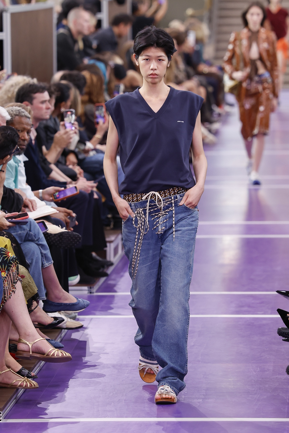 Miu Miu revela parceria com Wrangler e apresenta jeans vintage em Paris