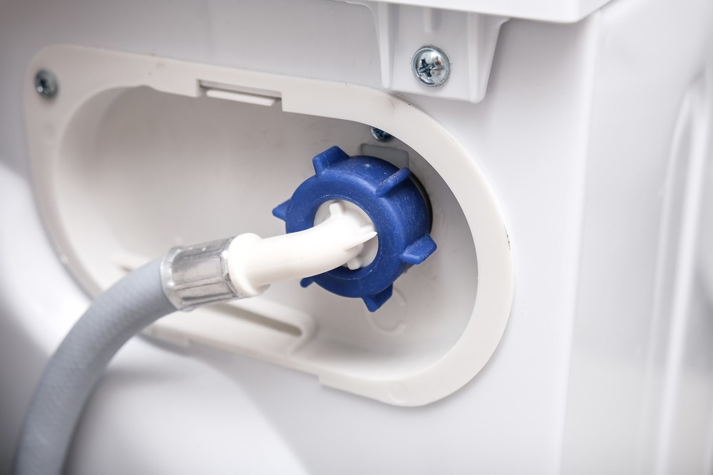Mangueira de entrada de água pode ser um dos pontos de vazamento da máquina de lavar — Foto: Reprodução/Dreamstime