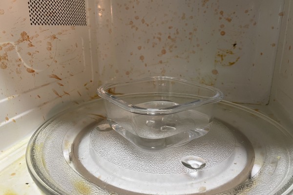 Como limpar o micro-ondas por dentro e tirar o cheiro de comida