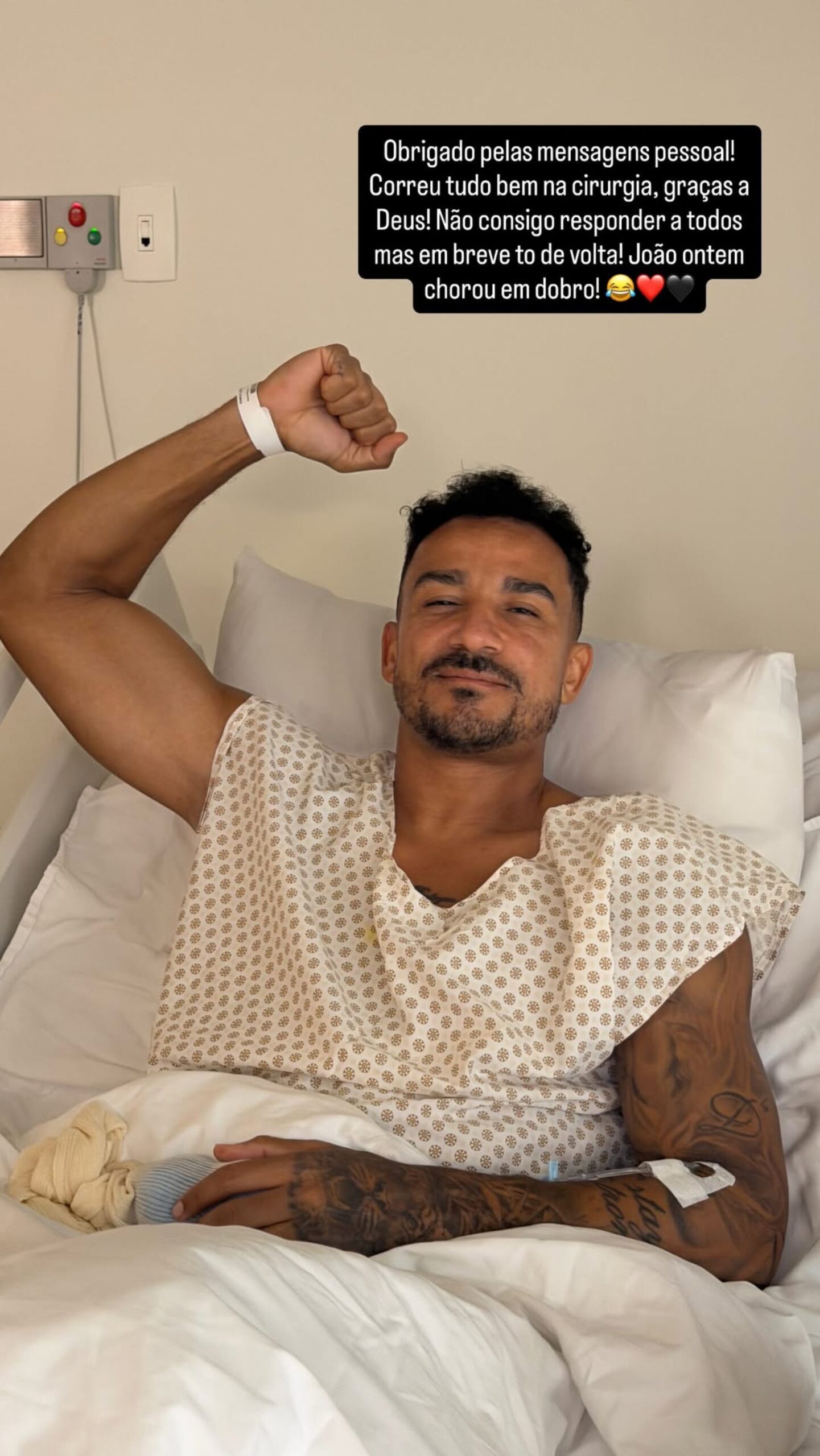 Danilo, do Flamengo, celebra sucesso na cirurgia e zoa filho tricolor