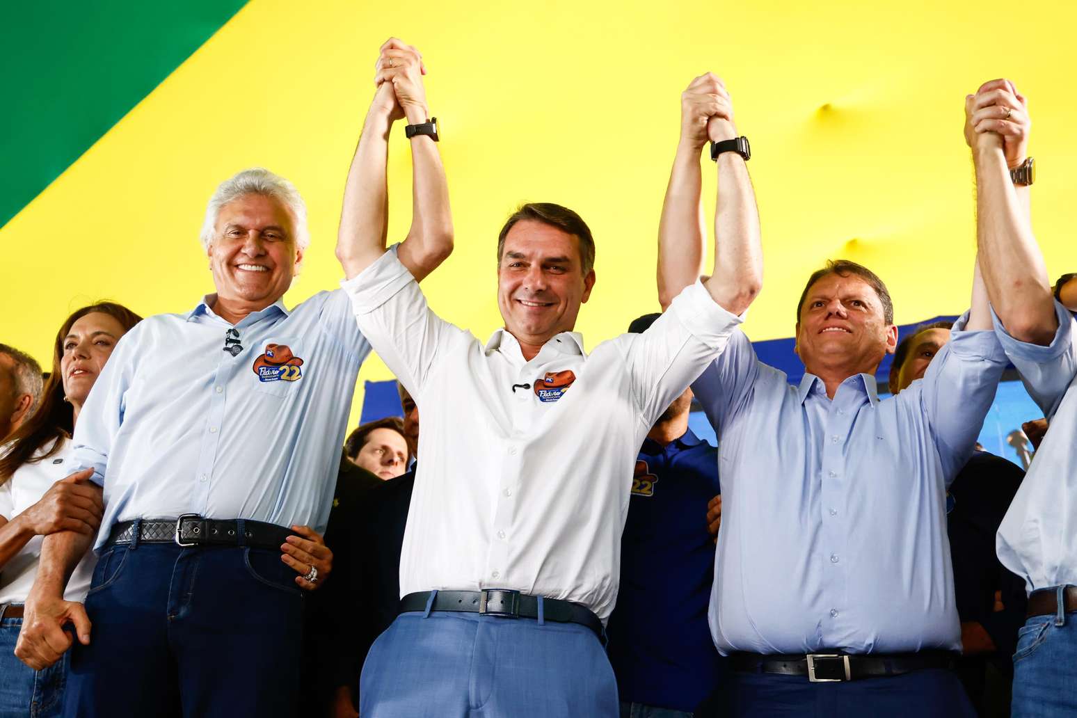 Ronaldo Caiado (PSD) e Fl&aacute;vio Bolsonaro (PL) em evento em Goi&acirc;nia