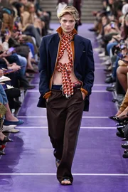 Miu Miu revela parceria com Wrangler e apresenta jeans vintage em Paris