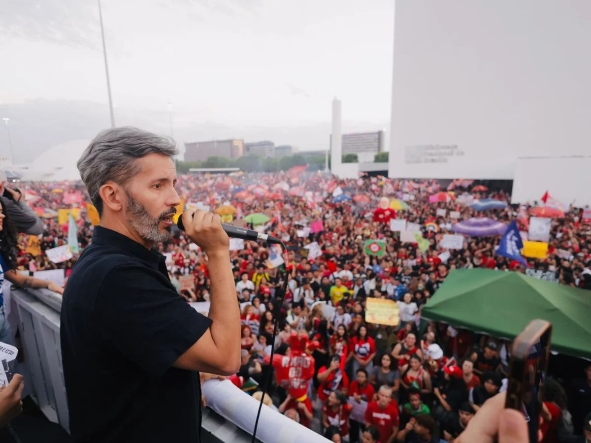Grass quer aproveitar embalo de manifestação na Esplanada para virar votos