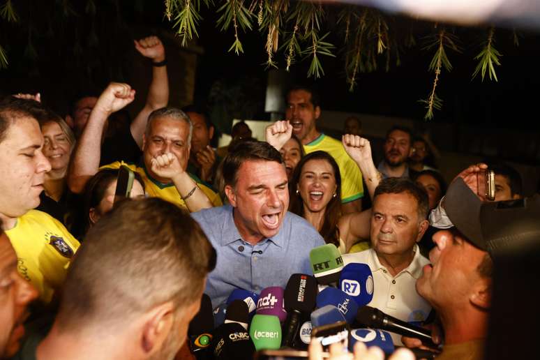 Brasília vira QG das campanhas de Flávio Bolsonaro e Lula para estratégias de 2º turno