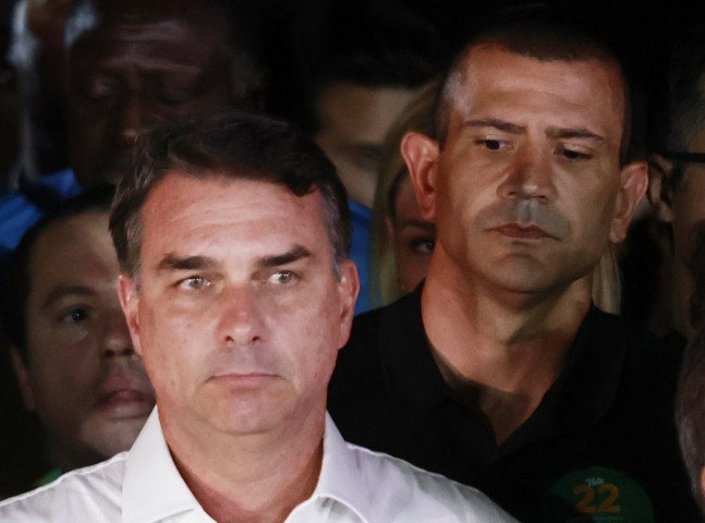 Flávio combinou de entregar passaporte a equipe hoje pela manhã, mas deixa aliados 'perdidos'