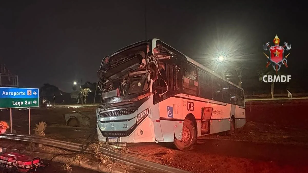 Dois passageiros ficam feridos após ônibus bater em parada no Park Way
