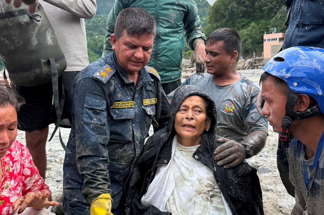 Uma avalanche mata 15 trabalhadores nepaleses que preparam acampamento de montanha no Himalaia para alpinistas