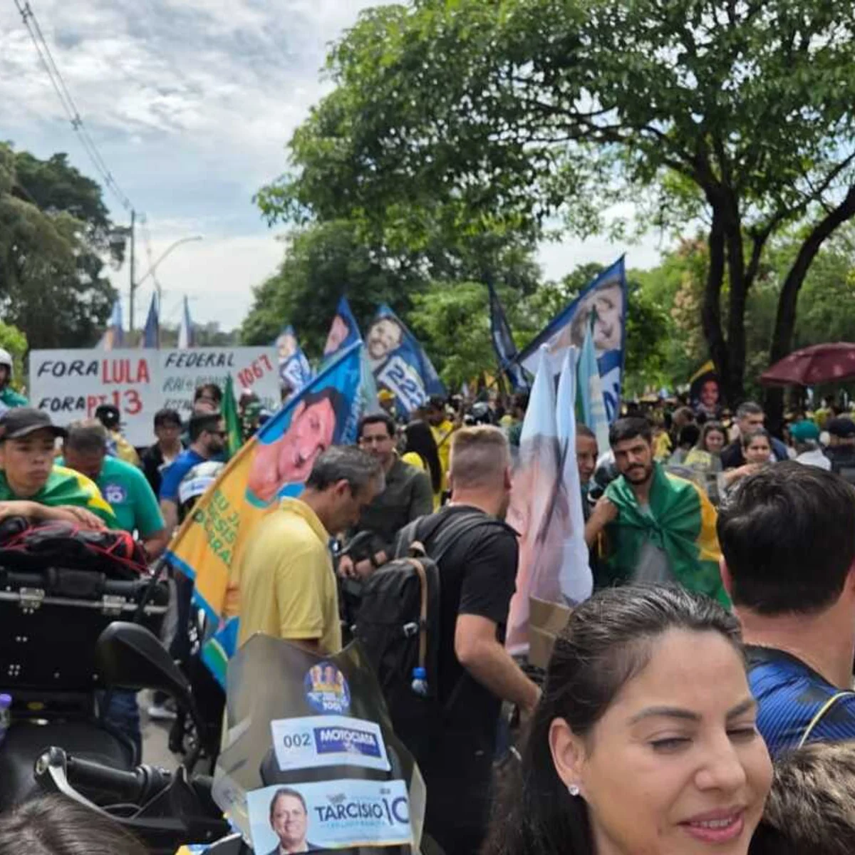 Tarcísio e Flávio Bolsonaro se unem em motocarreata no interior de SP
