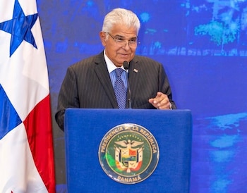 José Raúl Mulino, presidente de Panamá, sancionó las leyes 553, 554 y 555 antes de iniciar su gira oficial por Singapur y Vietnam. EFE