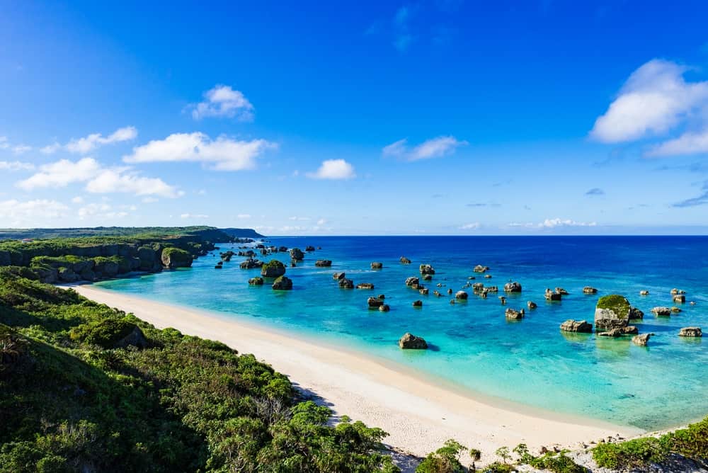Parte da costa de Okinawa, Japão, no Oceano Pacífico