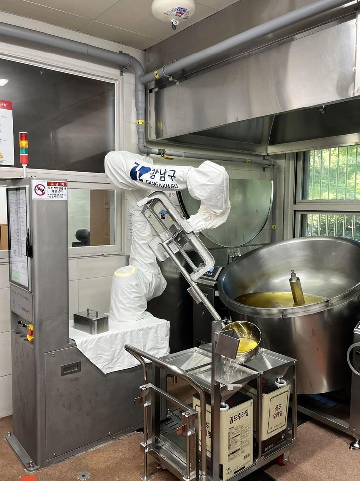 A robotic cooking assistant at work inside a school kitchen in Gangnam District, southern Seoul / Courtesy of Gangnam District Office