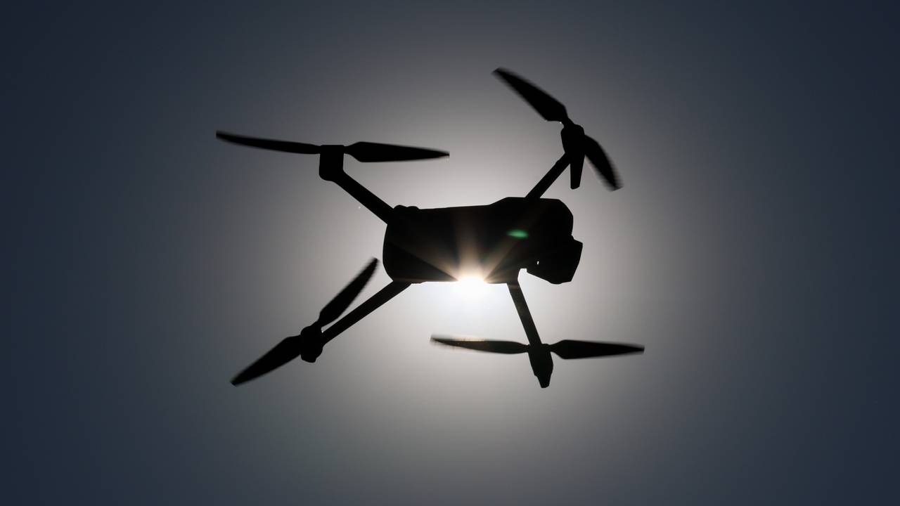 Forças de defesa aérea derrubaram mais de duas dezenas de drones sobre a região de Leningrado.
