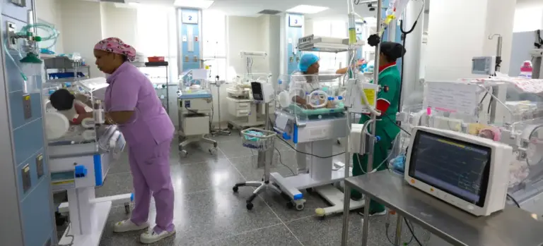 A presidente Delcy Rodríguez supervisiona áreas rehabilitadas no Hospital Dr. José María Vargas de La Guaira após os sismos