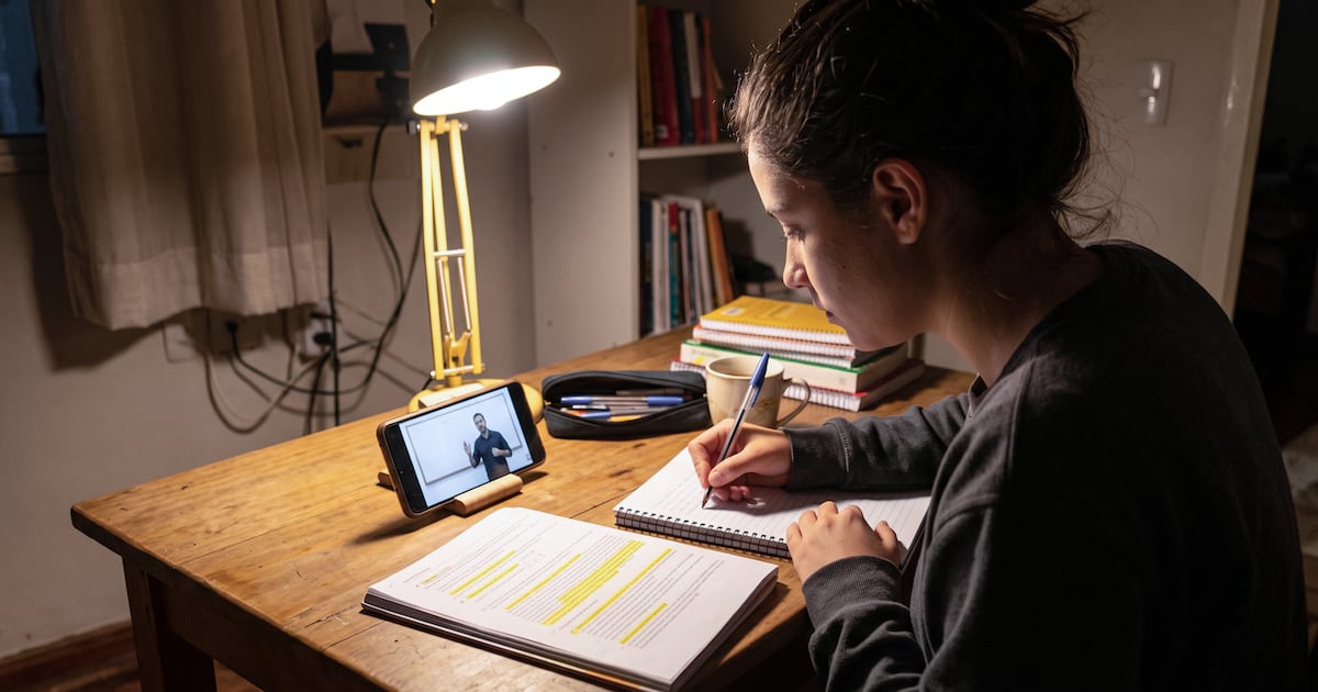 Estudar pelo celular funciona? Onde o aparelho ajuda quem estuda para concurso e onde ele só engana