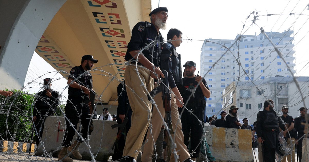 O Paquistão impõe regra de emergência ao governo provincial de Imran Khan