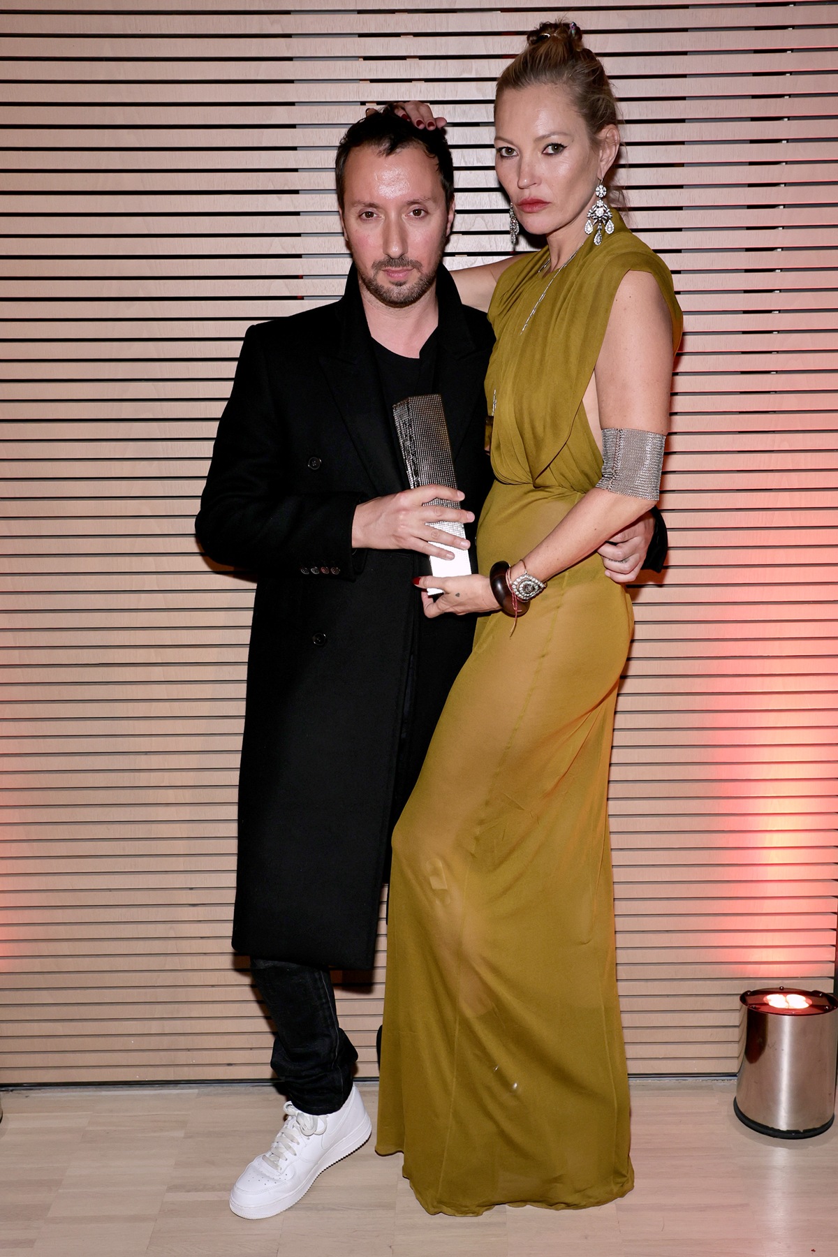 Anthony Vaccarello deixa Saint Laurent após 10 anos de legado na grife