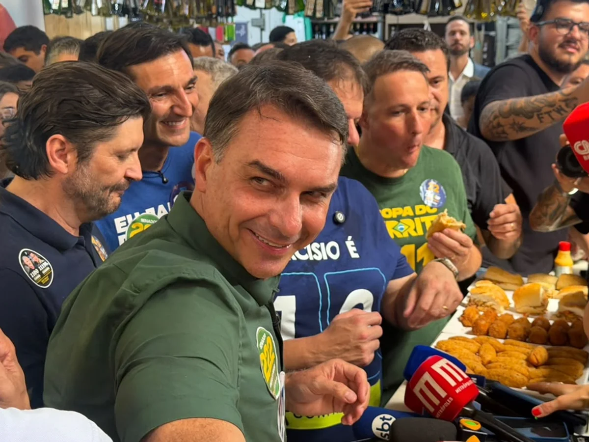 Flávio Bolsonaro foge da raia para escapar aos ataques de Renan Santos