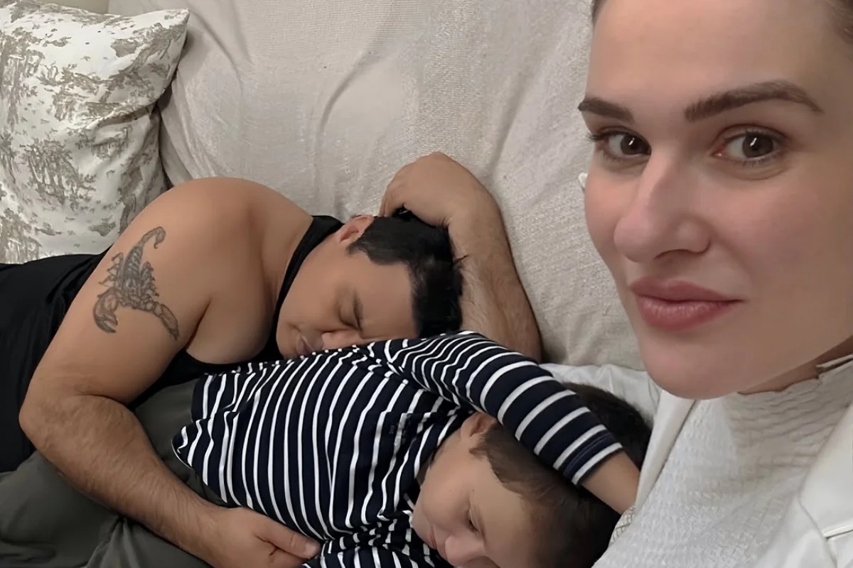 Esposa de Renner mostra momento em família: “Mundo lá fora pode esperar”