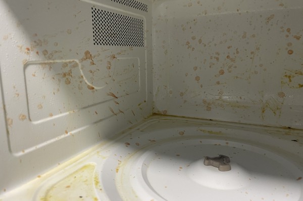Como limpar o micro-ondas por dentro e tirar o cheiro de comida