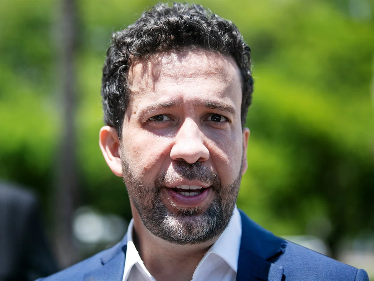 Apesar de reeleito, Janones perdeu mais de 160 mil votos em quatro anos