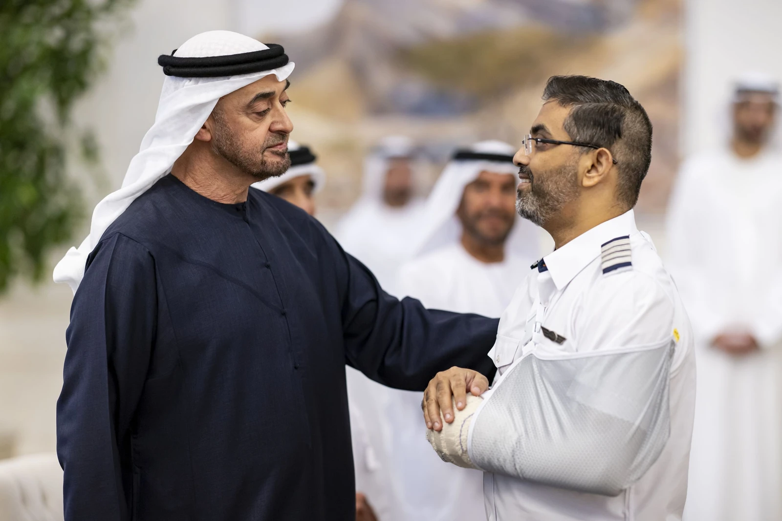 O presidente dos EAU condecora piloto e tripulação da FlyDubai por salvar passageiros durante tentativa de sequestro