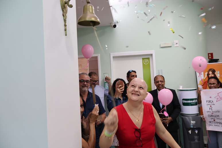 No Dia do Professor, educadora celebra fim de etapa de tratamento de câncer de mama e sonha com o retorno à educação: 'Eu sobrevivi'