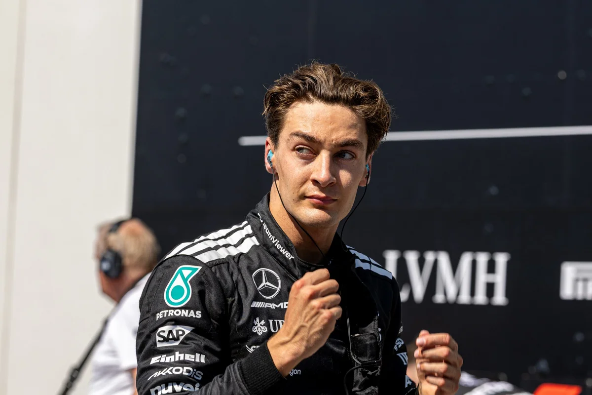 Foto colorida de George Russell, piloto da Mercedes - Metrópoles