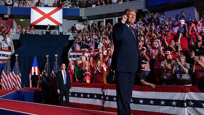 Três estudantes universitários enfrentam acusações federais por supostas ameaças contra Trump antes de um comício no campus