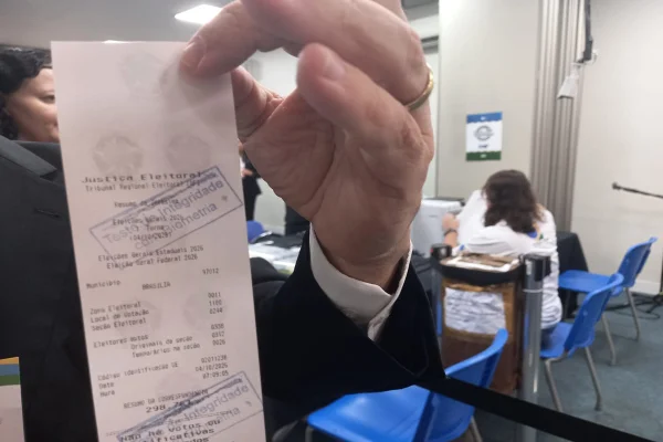 TRE-DF emite zerésima das urnas e prova que não há votos antes da eleição - destaque galeria
