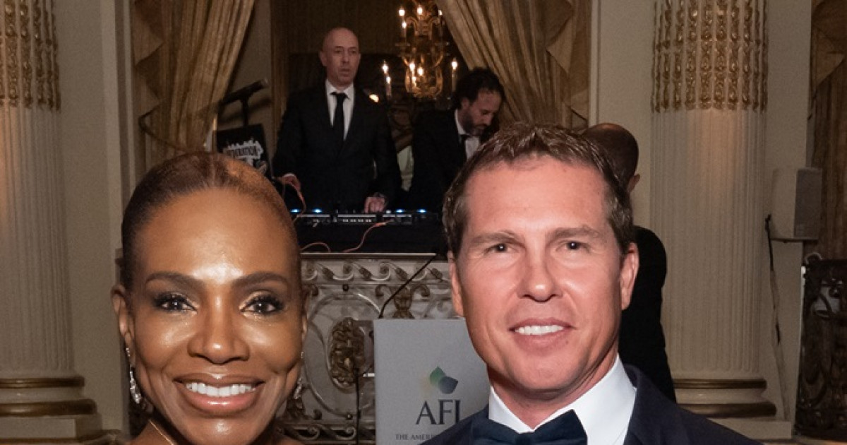 Adam Stewart e Sheryl Lee Ralph homenageados no Galá do Pico-de-Ornitorrinco da AFJ