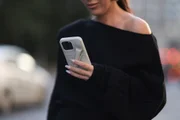 Dior lança lip balm de edição limitada que vira acessório para celular