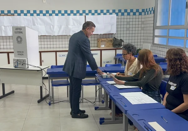 Presidente do TSE, Kassio Nunes Marques vota no início das Eleições 2026