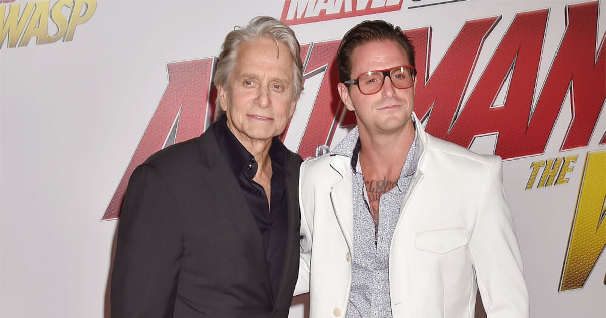 Michael Douglas explica por que não participou da terapia do filho em luta contra o vício