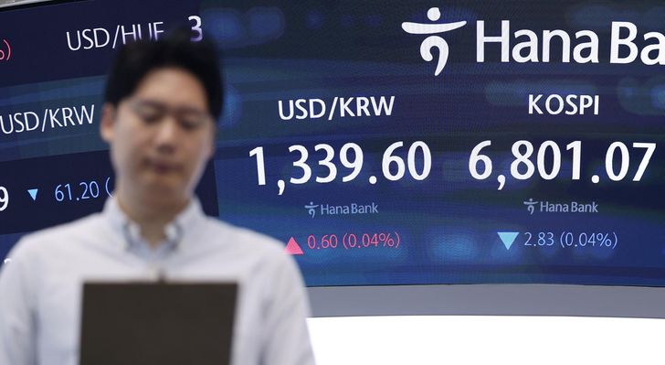 A stock ticker at Hana Bank headquarters in central Seoul shows the won-dollar exchange rate and the benchmark KOSPI, Thursday. Yonhap