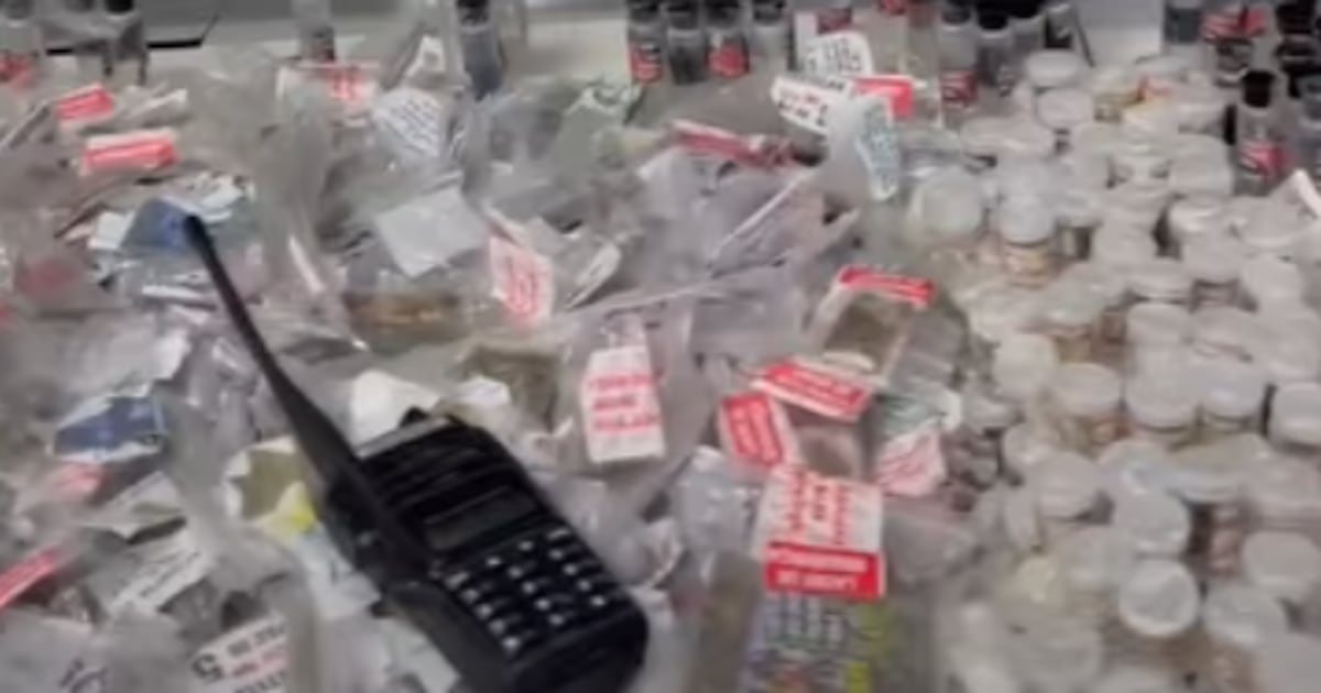 Polícia prende três suspeitos de tráfico na comunidade do Castelar, em Belford Roxo (RJ)