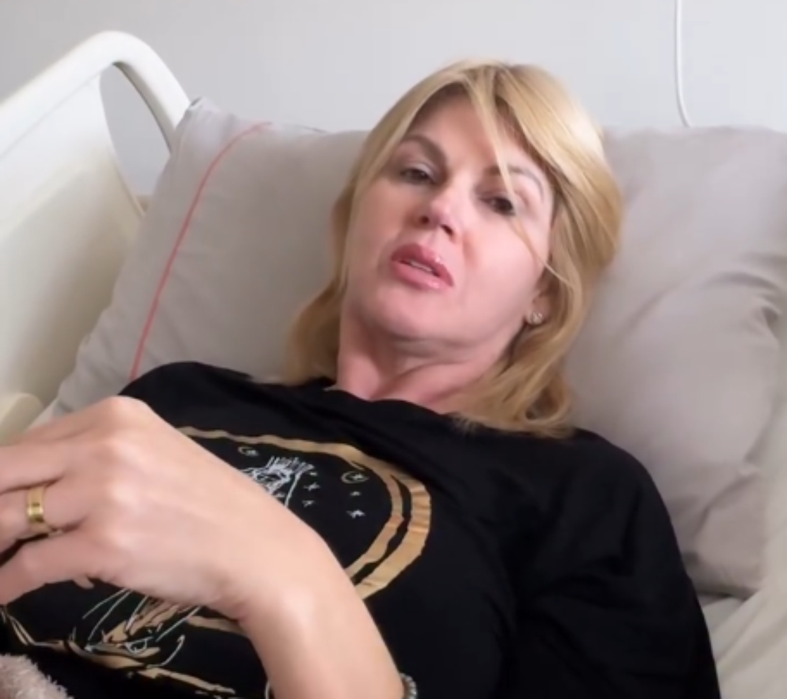 Val Marchiori em um quarto de hospital em S&atilde;o Paulo ap&oacute;s passar por uma cirurgia que retirou um p&oacute;lipo do intestino