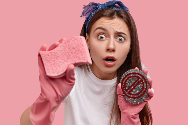 Como limpar o micro-ondas por dentro e tirar o cheiro de comida
