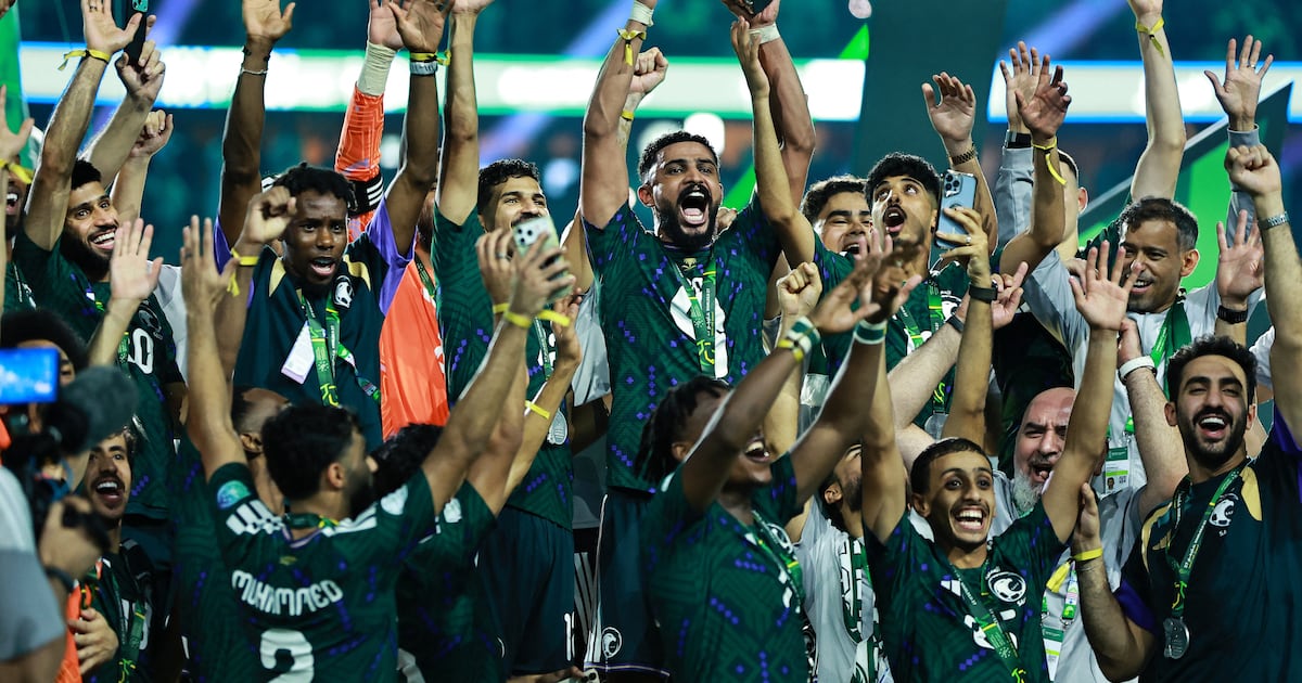 O presidente Cheique Mohamed parabeniza a Arábia Saudita pela vitória na Copa do Golfo Árabe sobre os Emirados Árabes Unidos