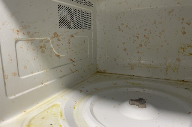 Como limpar o micro-ondas por dentro e tirar o cheiro de comida